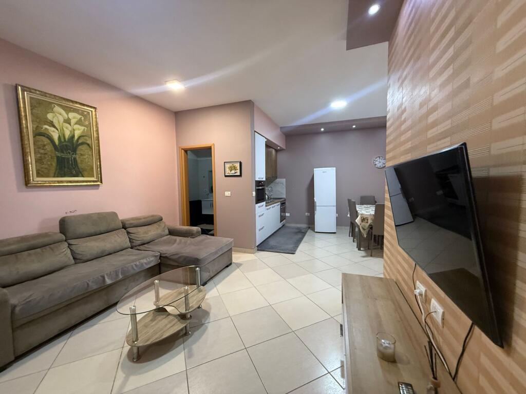 APARTAMENT ME QERA 2+1 STACIONI TRENIT 600 EURO
