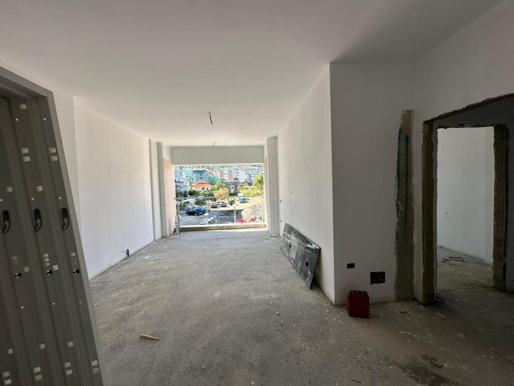 Apartament 1+1 per shitje tek Kika 2/Komuna e Parisit.