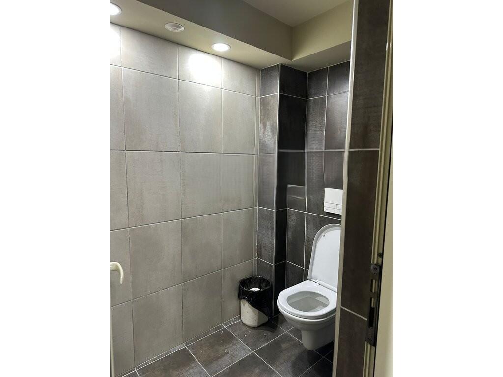 Commercial space for rent by the roadside – 300 m² – Vaqarr 2,000 € /Month