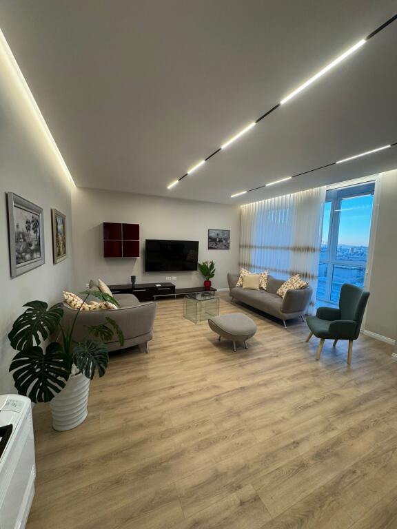 Apartament 2+1 me qera 📍Rr. Barrikadave, ne rruge kryesore