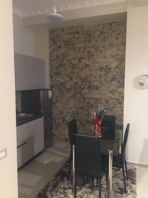 Jepet me qera Apartamenti 1+1 , Pazari i ri , 500 mije leke