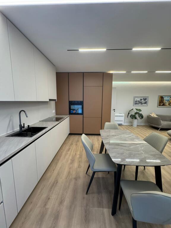 Apartament 2+1 me qera 📍Rr. Barrikadave, ne rruge kryesore