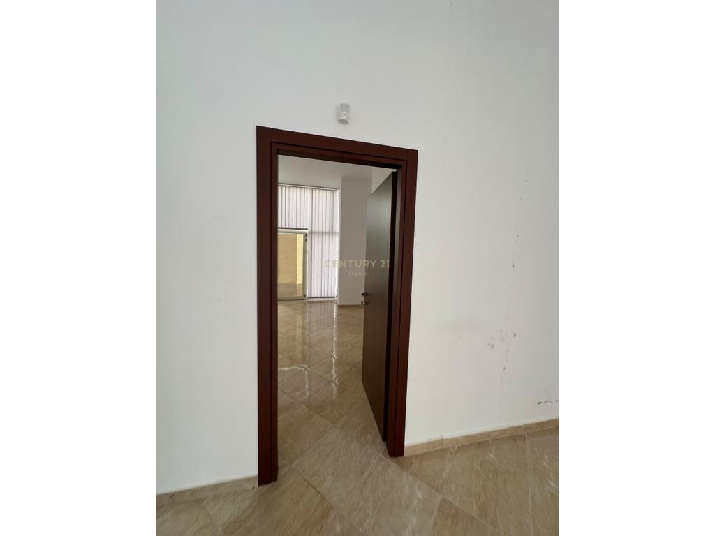 Jepet me qira ambient komercial (dyqan) në zonën e Freskut