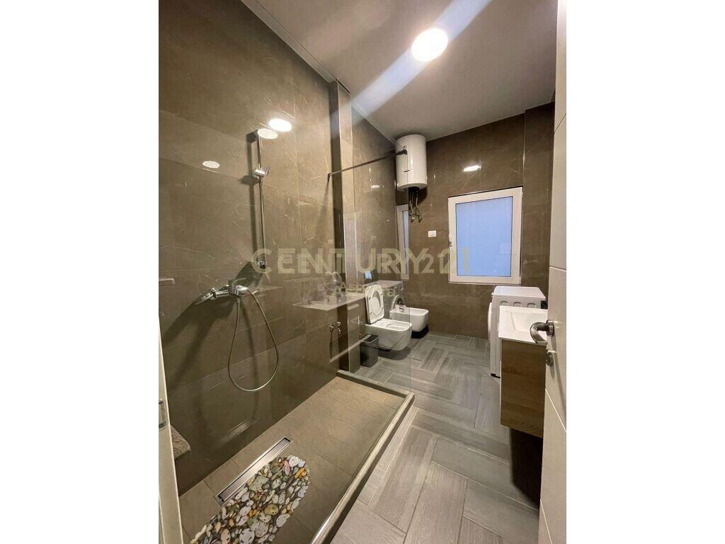 Apartament 4+1+2+post parkimi me qira prane Kristal Center