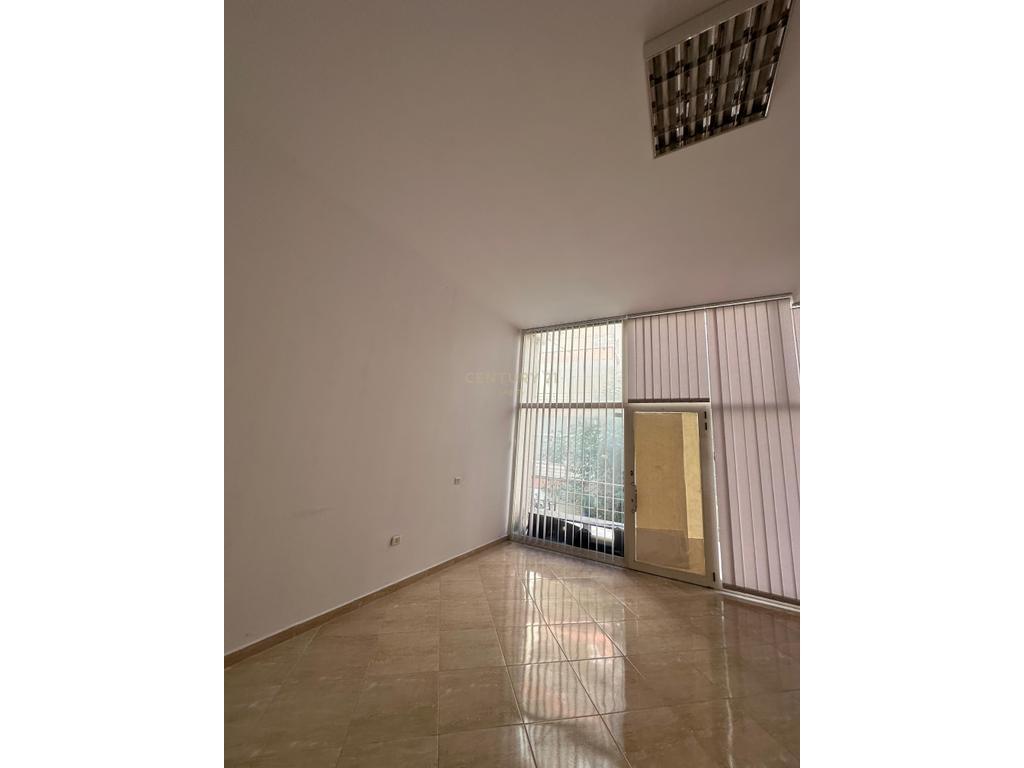 Jepet me qira ambient komercial (dyqan) në zonën e Freskut