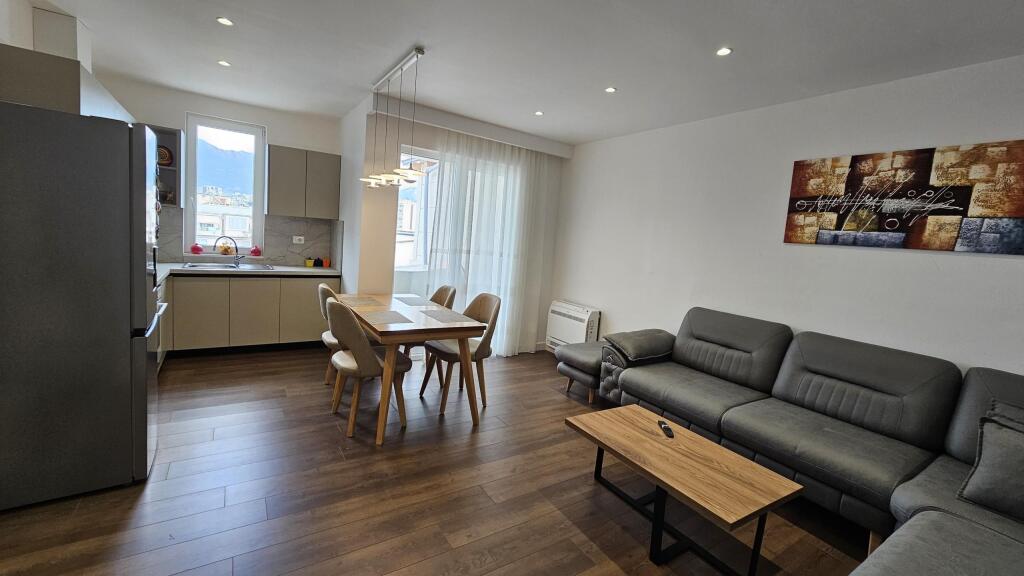 Apartament 2+1+2 per Qira, prane Prokurorise se Tiranes