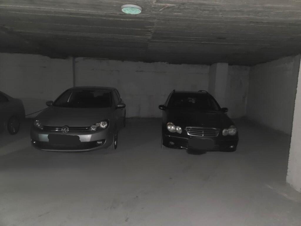 VENDIAMO 3 POSTI AUTO PRESSO L'OSPEDALE AMERICANO 2.  45.000 €