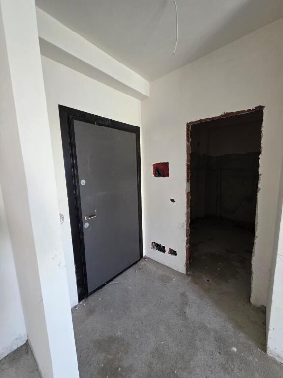 🏡 Shitet Apartament 1+1 – Pranë Spitalit Amerikan 2, Përballë QSUT