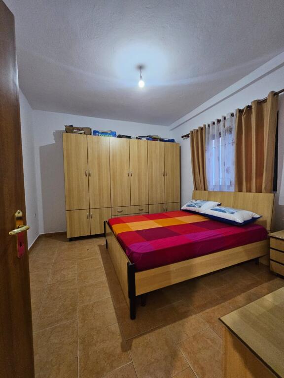 🏠 Apartament 2+1 me Qira – 5 Maji, pranë shkollës “Tirona Jonë”