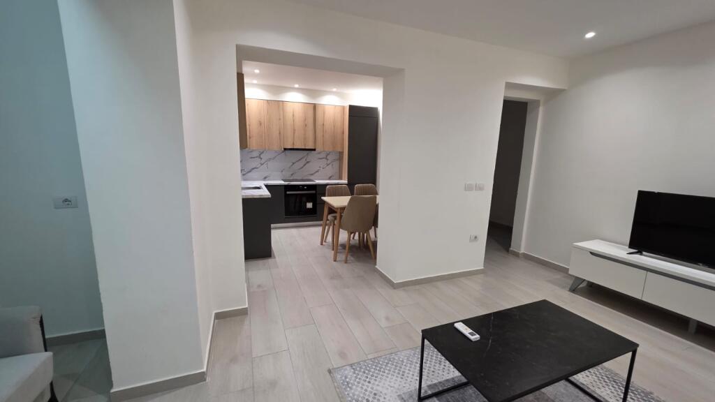 APARTAMENT 1+1 PER SHITJE PRANE SIRI KODRES !