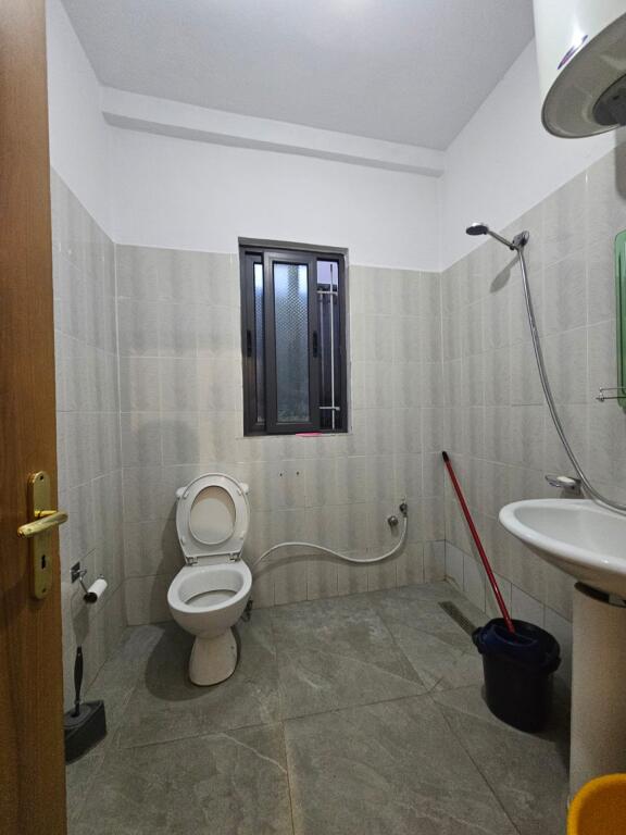 🏠 Apartament 2+1 me Qira – 5 Maji, pranë shkollës “Tirona Jonë”