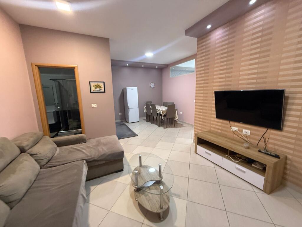 APARTAMENT ME QERA 2+1 STACIONI I TRENIT 60.000 LEKE
