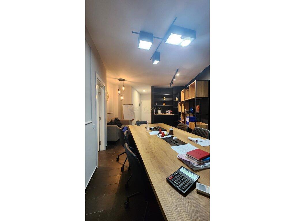 Jepet me qira per zyre apartament 2+1+2 tek Rruga e Kosovareve. 800 € /Muaj