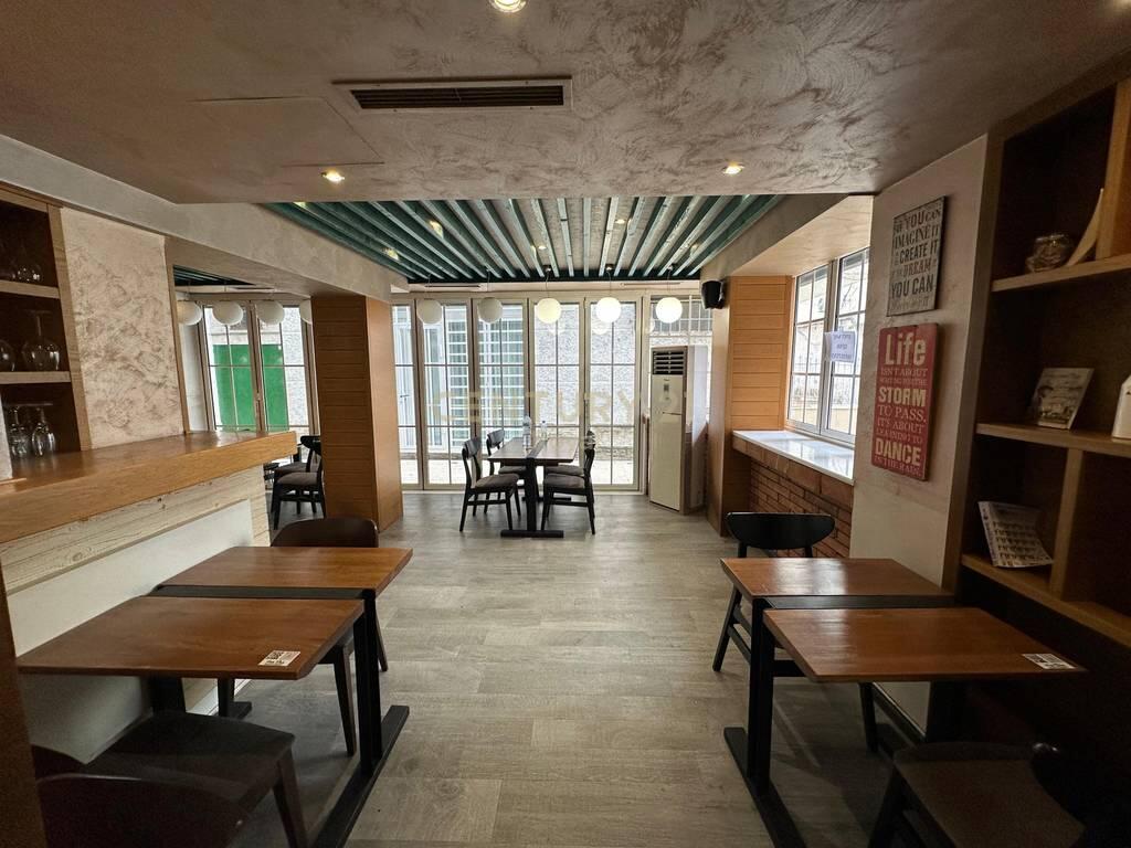 JEPET ME QERA RESTORANT PRANE ZOGUT TE ZI