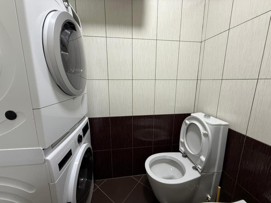 Jepet me qira  1+1 Kopshti Botanik (prane xhamise)