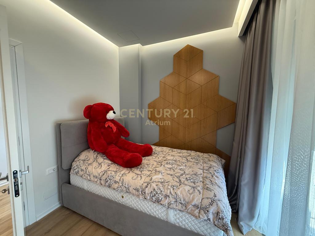 JEPET ME QIRA APARTAMENT 3+1+2+VERANDE+3 POSTE PARKIMI ! 2,000 € /Muaj