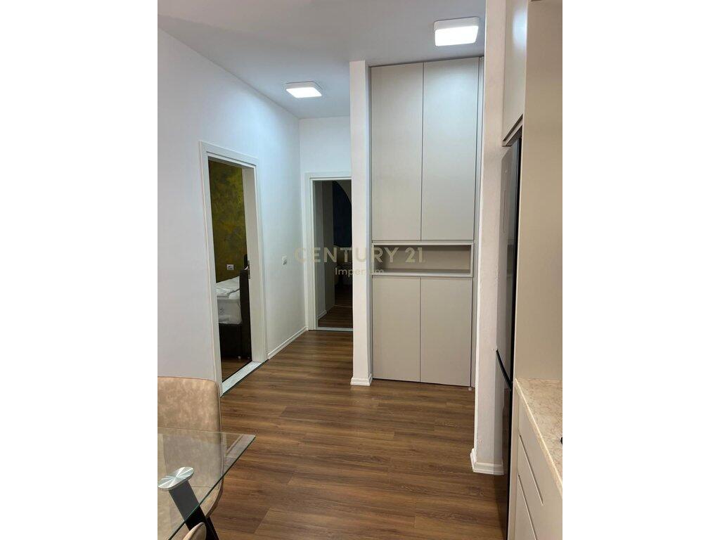 Me Qira – Apartament Modern 2+1 me Post Parkimi në Rrugën Jordan Misja