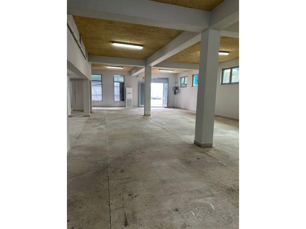 Commercial space for rent by the roadside – 300 m² – Vaqarr 2,000 € /Month