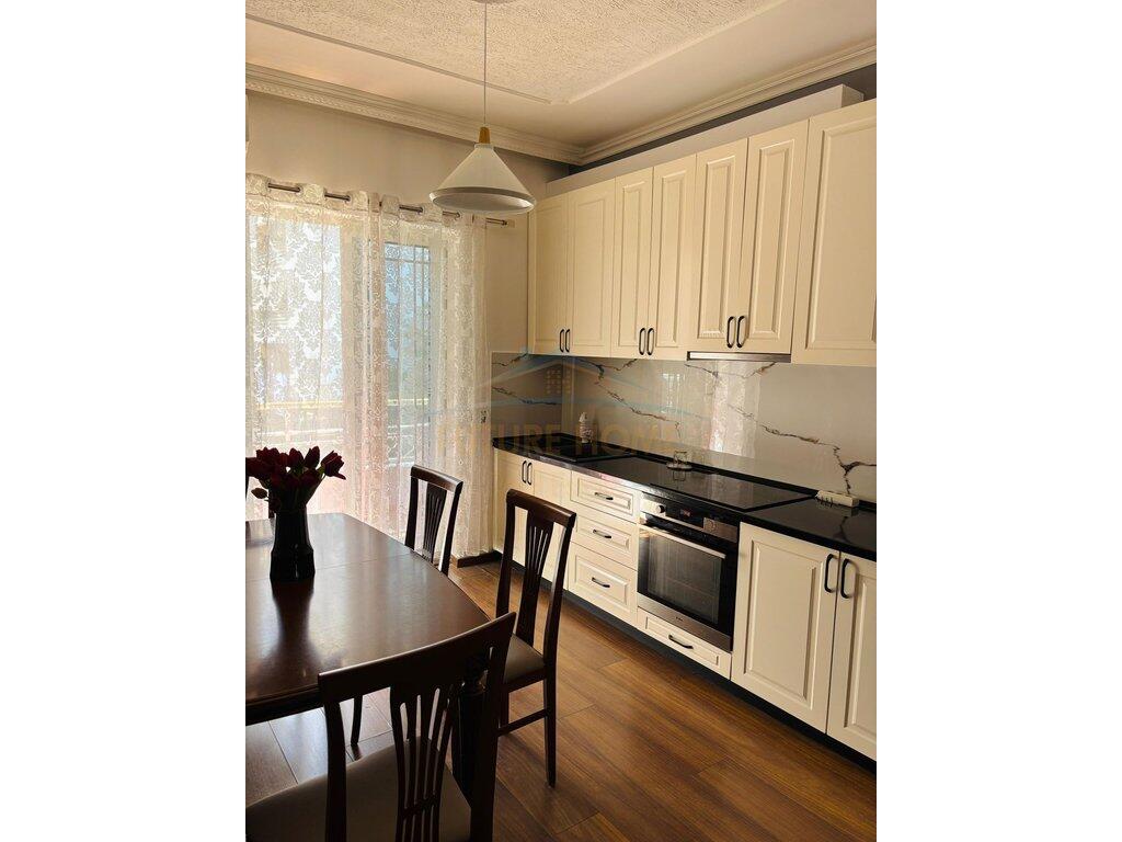 Qera, Apartament 2+1, Rruga 5 Maji, Tirane
