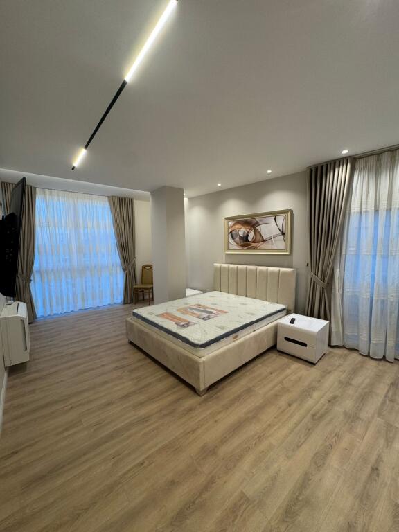 Apartament 2+1 me qera 📍Rr. Barrikadave, ne rruge kryesore