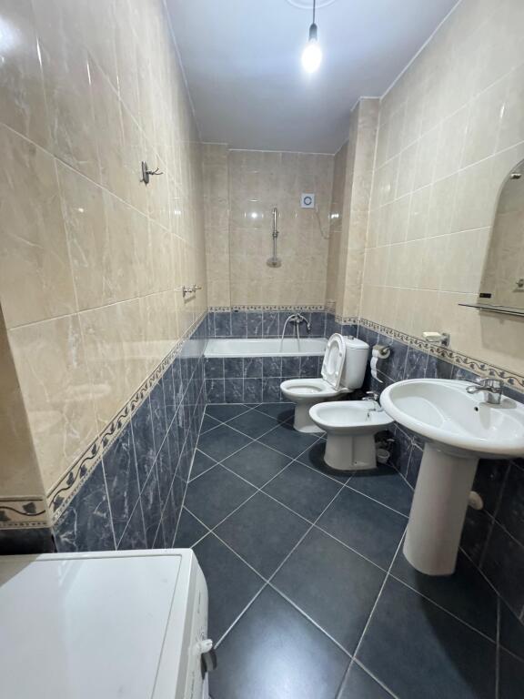 Jepet me qera Apartament 1+1  Adresa : Ish Parku Mbrapa Square 21  Kati 11  I mobiluar  Cmimi 400€  