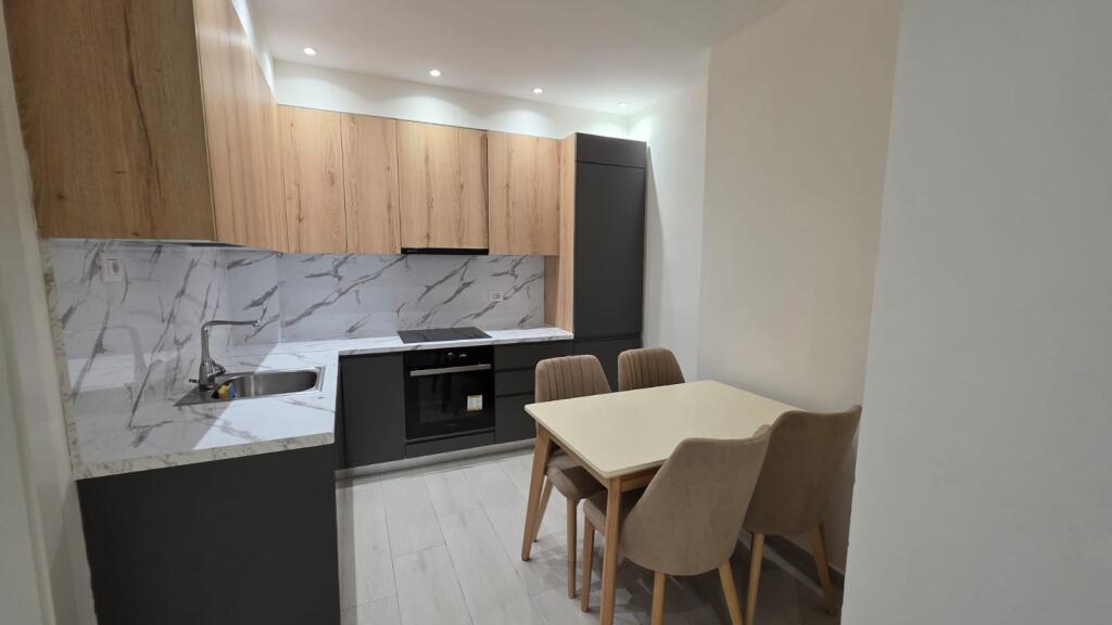 APARTAMENT 1+1 PER SHITJE PRANE SIRI KODRES !