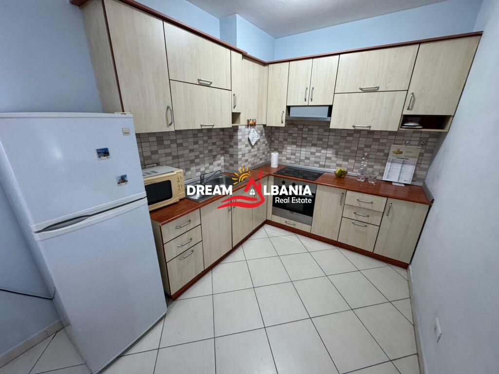 Jepet me qera Apartament 2+1+2 te Rruga e Barrikadave ne Tirane (42214965)