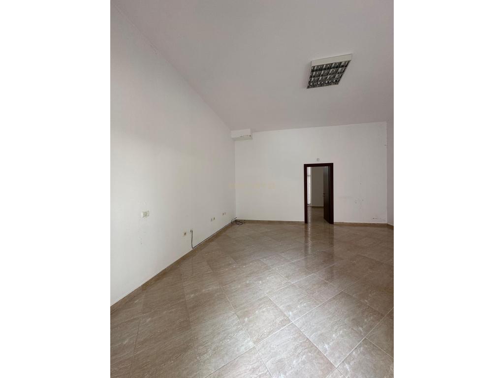 Jepet me qira ambient komercial (dyqan) në zonën e Freskut