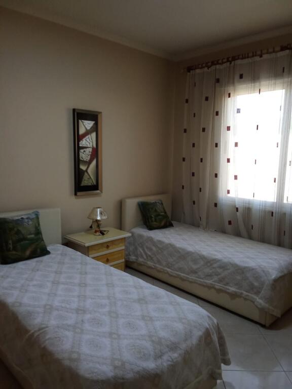 Kopshti Botanik,jepet me qira apartament 1+1!650 Euro