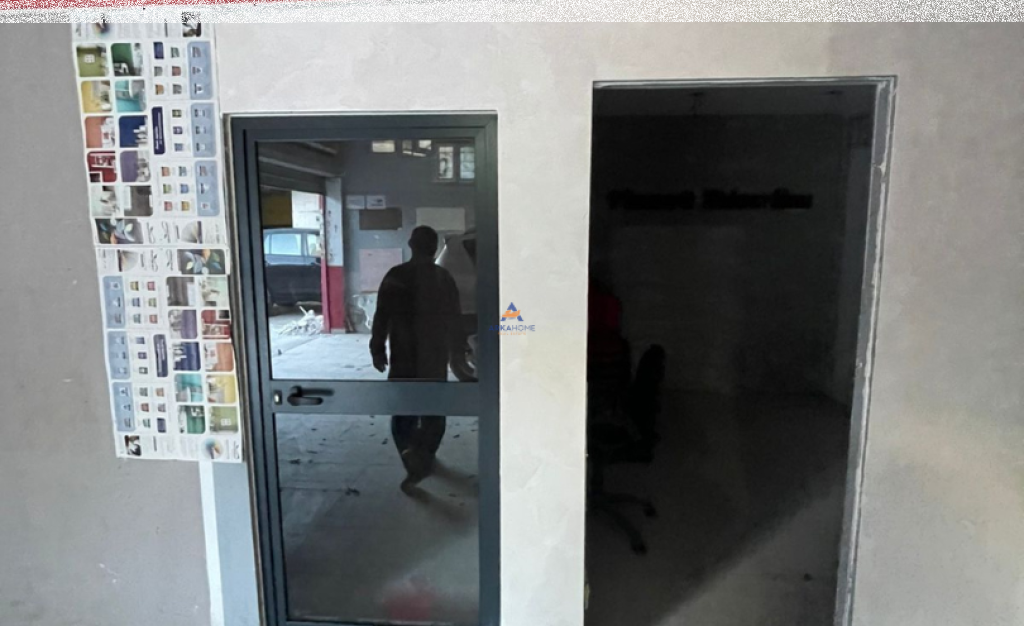 JEPET GARAZH ME QERA 115M2 "PRANE FABRIKES SE MIELLIT,UNAZA E RE" 1000 EURO
