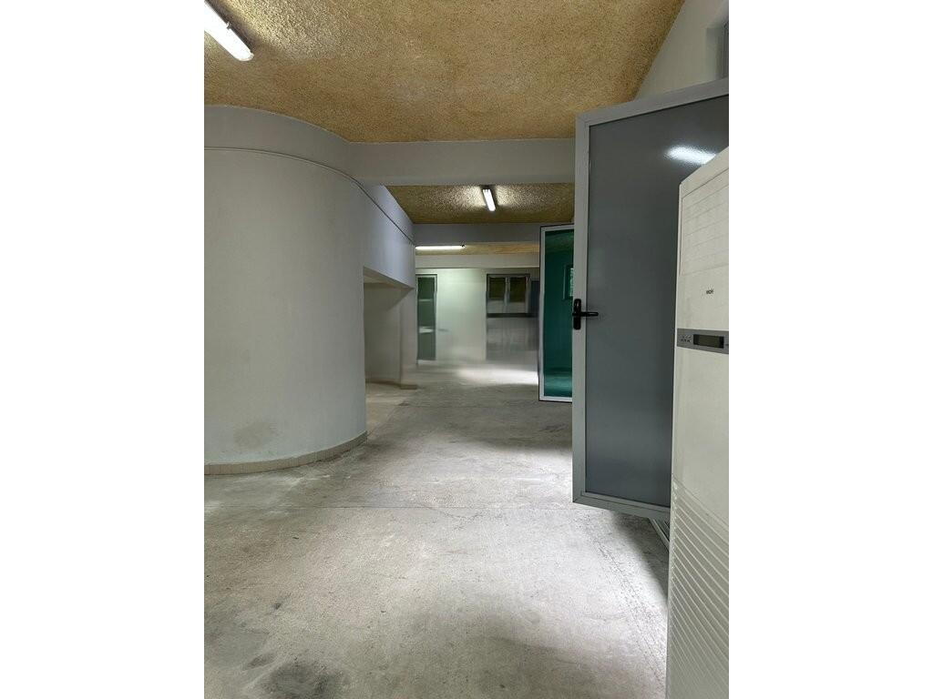 Commercial space for rent by the roadside – 300 m² – Vaqarr 2,000 € /Month