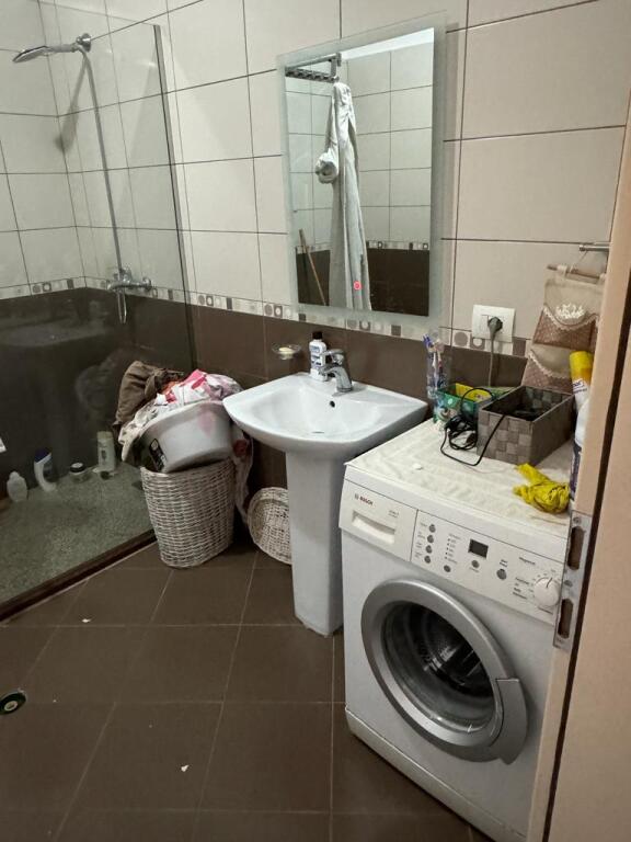 Jepet me qera 1+1  mobiluar  te mbikalimi Komunes 559 eu