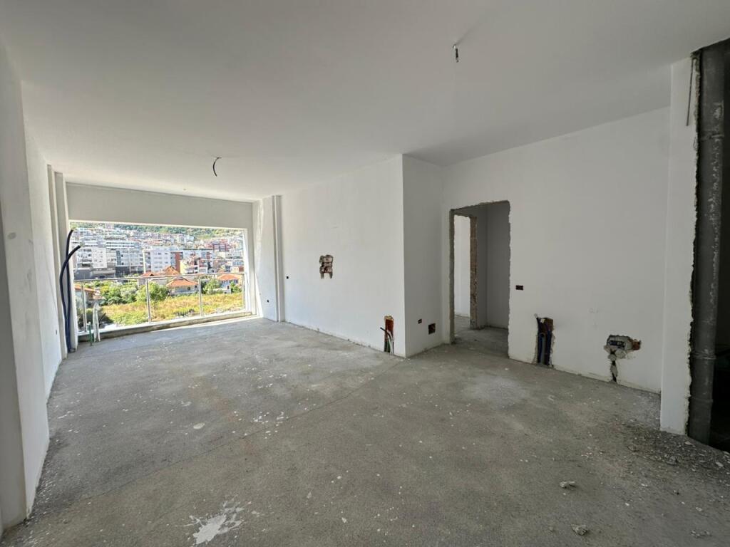 Apartament 1+1 per shitje tek Kika 2/Komuna e Parisit.
