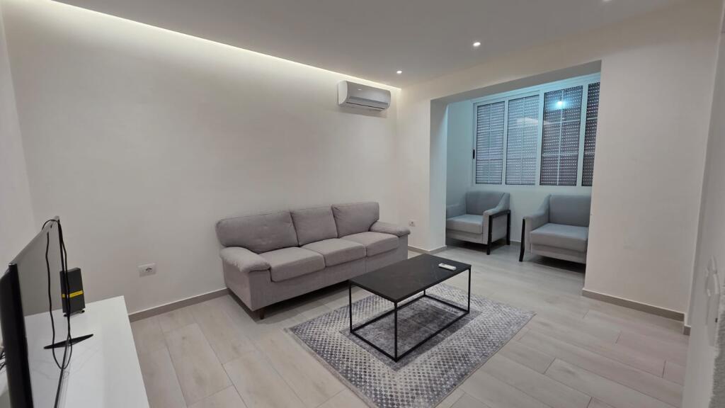 APARTAMENT 1+1 PER SHITJE PRANE SIRI KODRES !