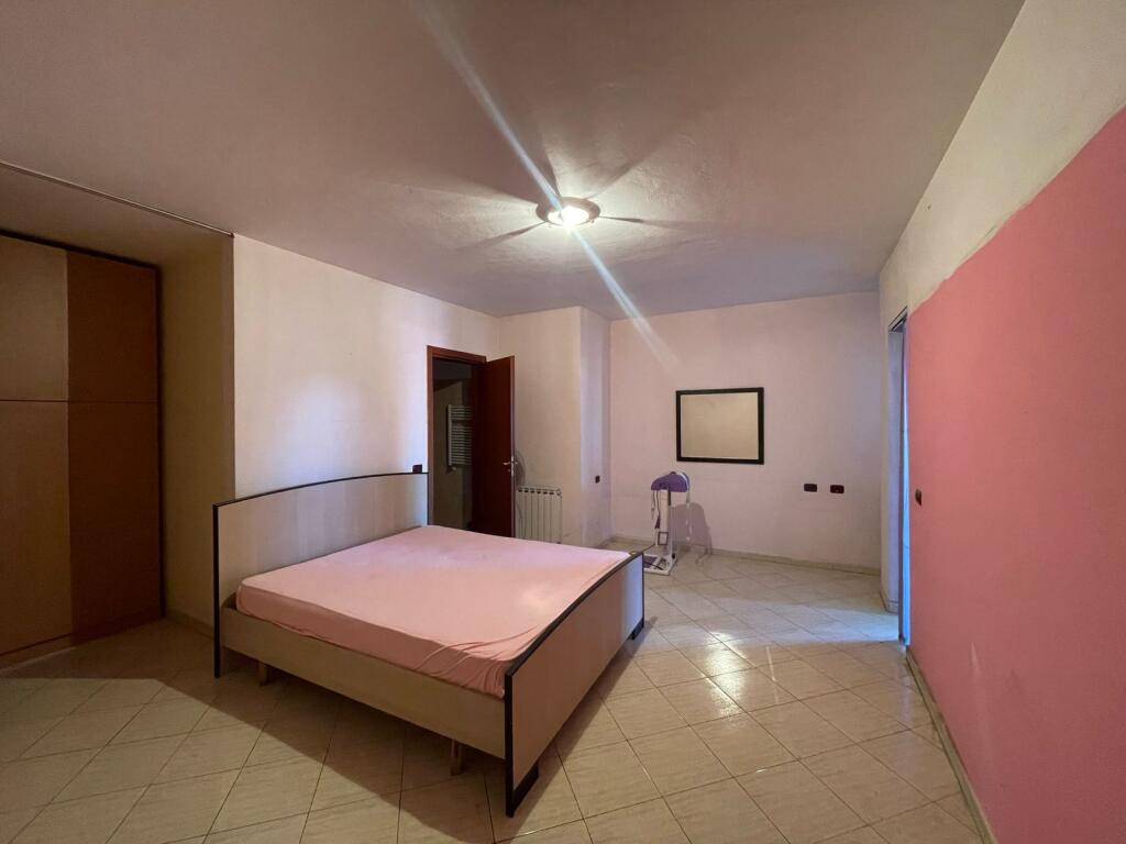 Jepet me Qira Apartament 4+1 me 2 Tualete, Zogu i Zi Tirane (MLS # 530581008-38)