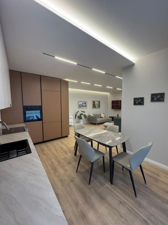 Apartament 2+1 me qera 📍Rr. Barrikadave, ne rruge kryesore