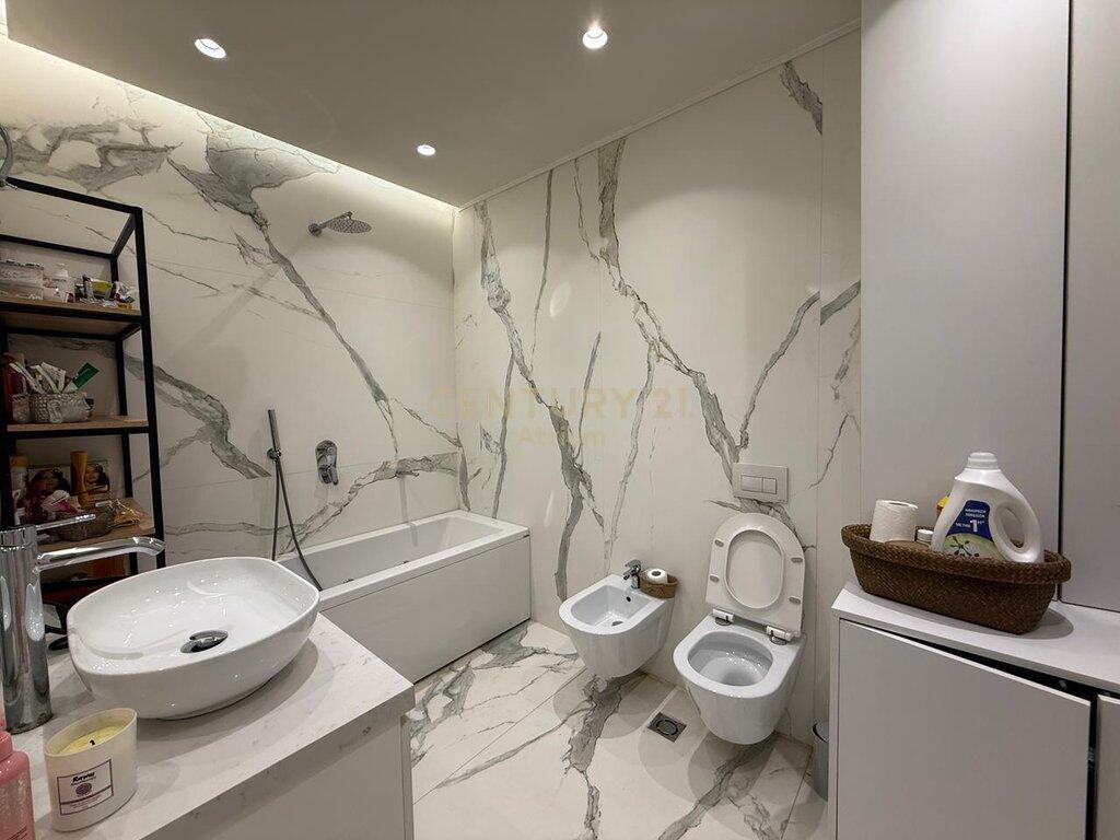 JEPET ME QIRA APARTAMENT 3+1+2+VERANDE+3 POSTE PARKIMI ! 2,000 € /Muaj