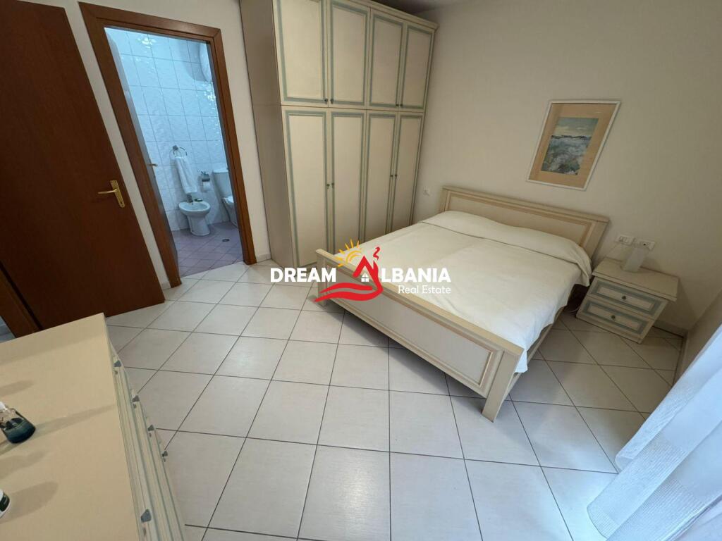 Jepet me qera Apartament 2+1+2 te Rruga e Barrikadave ne Tirane (42214965)