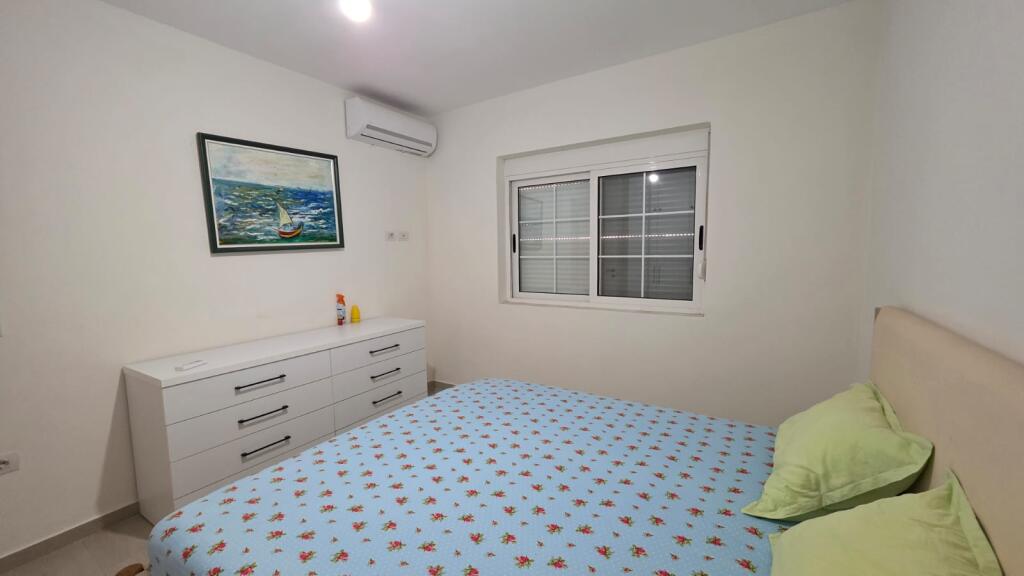 APARTAMENT 1+1 PER SHITJE PRANE SIRI KODRES !