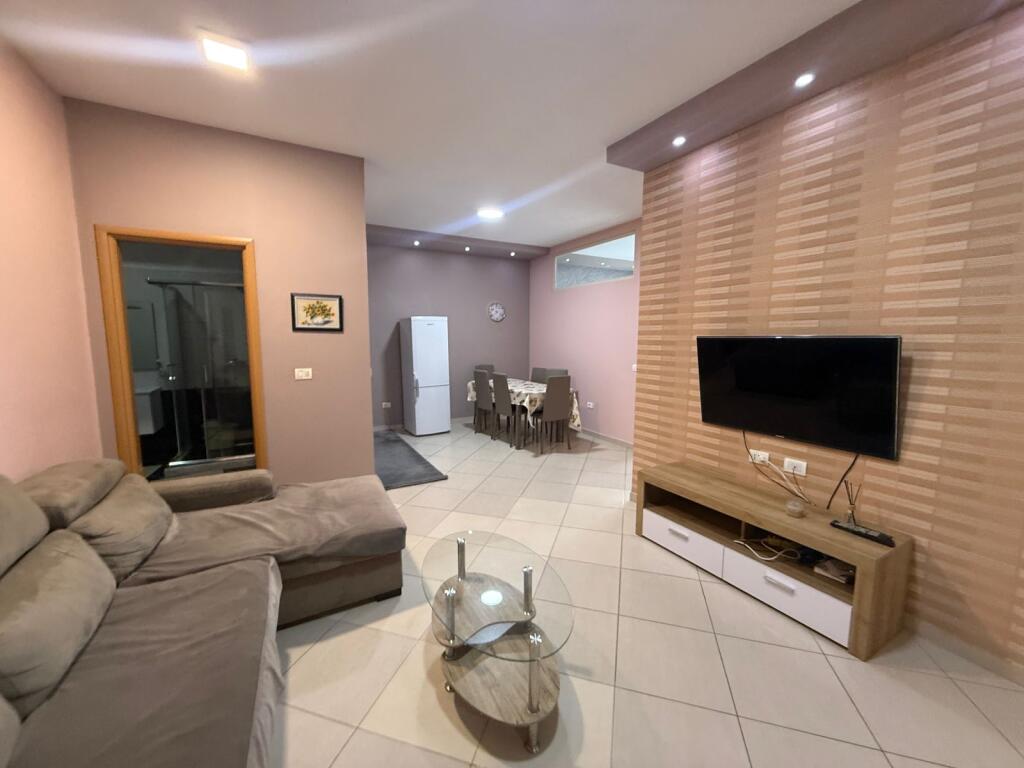APARTAMENT ME QERA 2+1 STACIONI I TRENIT 60.000 LEKE