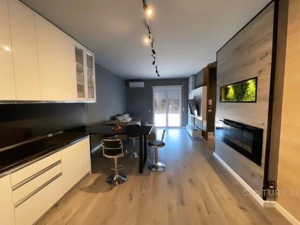 🌁 Per shitje Apartament elegant me pamje qyteti, pranë institucioneve kryesore!