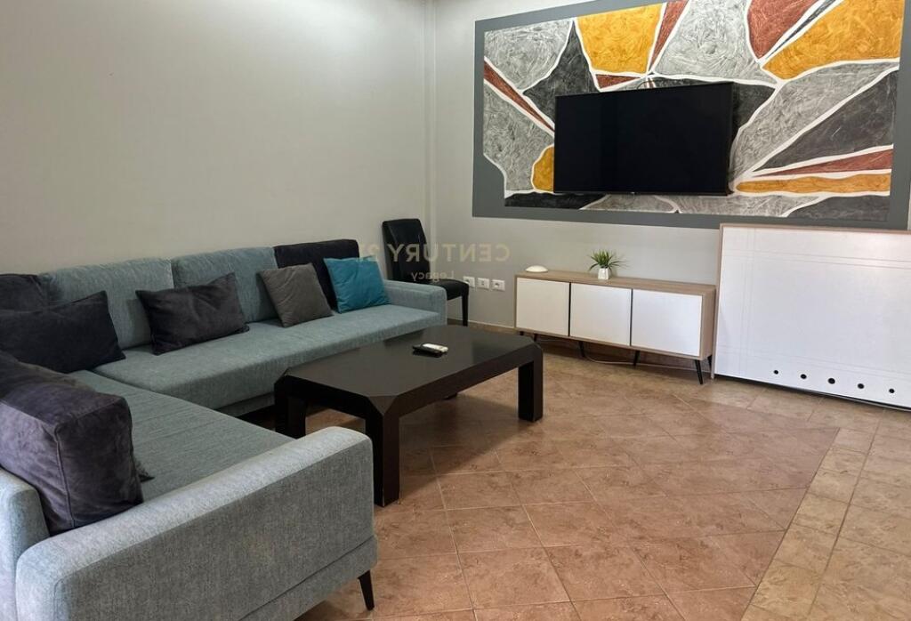 Hotel di lusso con 5 piani &amp; piscina a Vaqarr – In affitto.