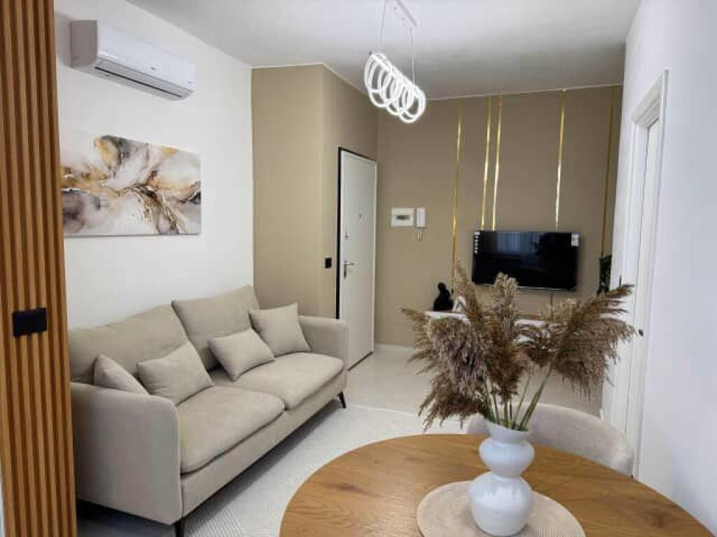 Shitet apartament 1+1 plazh durres