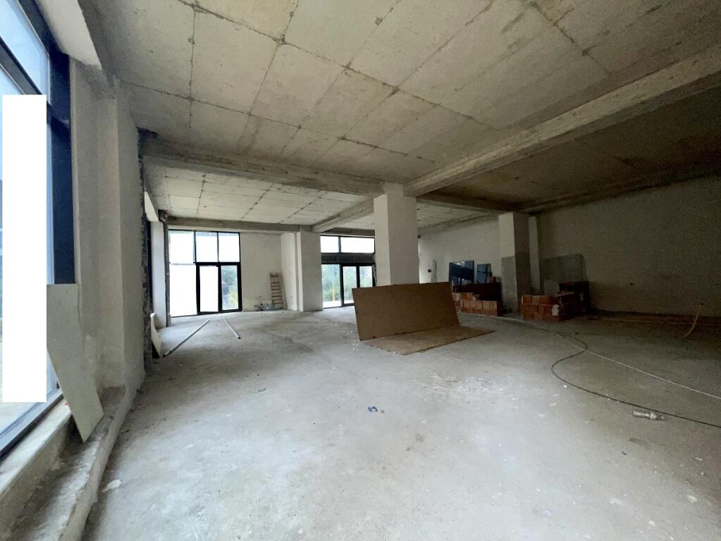 Locale commerciale in AFFITTO di fronte al Nuovo Maternità, (Brryli)