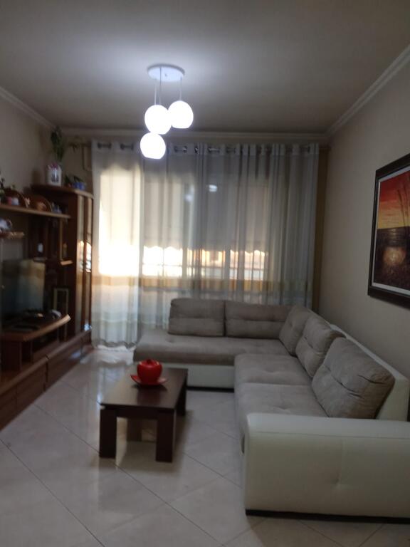 Kopshti Botanik,jepet me qira apartament 1+1!650 Euro