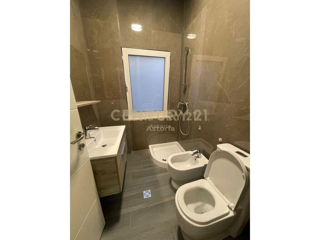 Apartament 4+1+2+post parkimi me qira prane Kristal Center
