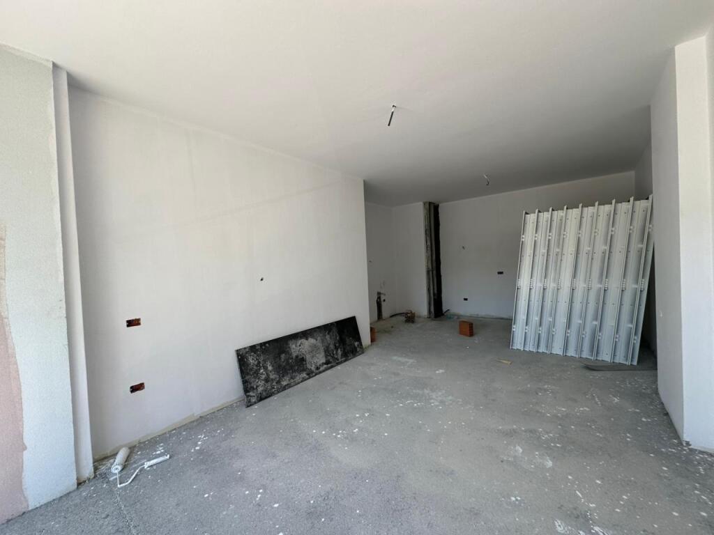 Apartament 1+1 per shitje tek Kika 2/Komuna e Parisit.