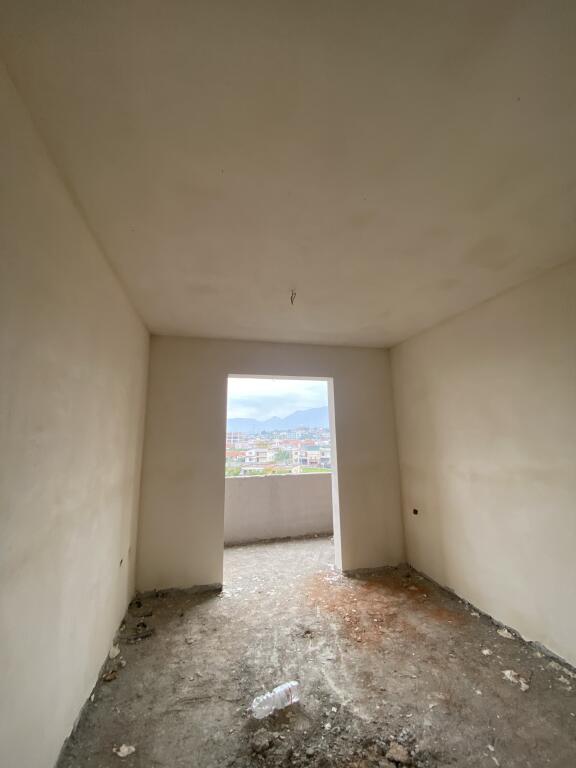 2+1,i perfunduar ne paskuqan,cmimi 92.000 euro