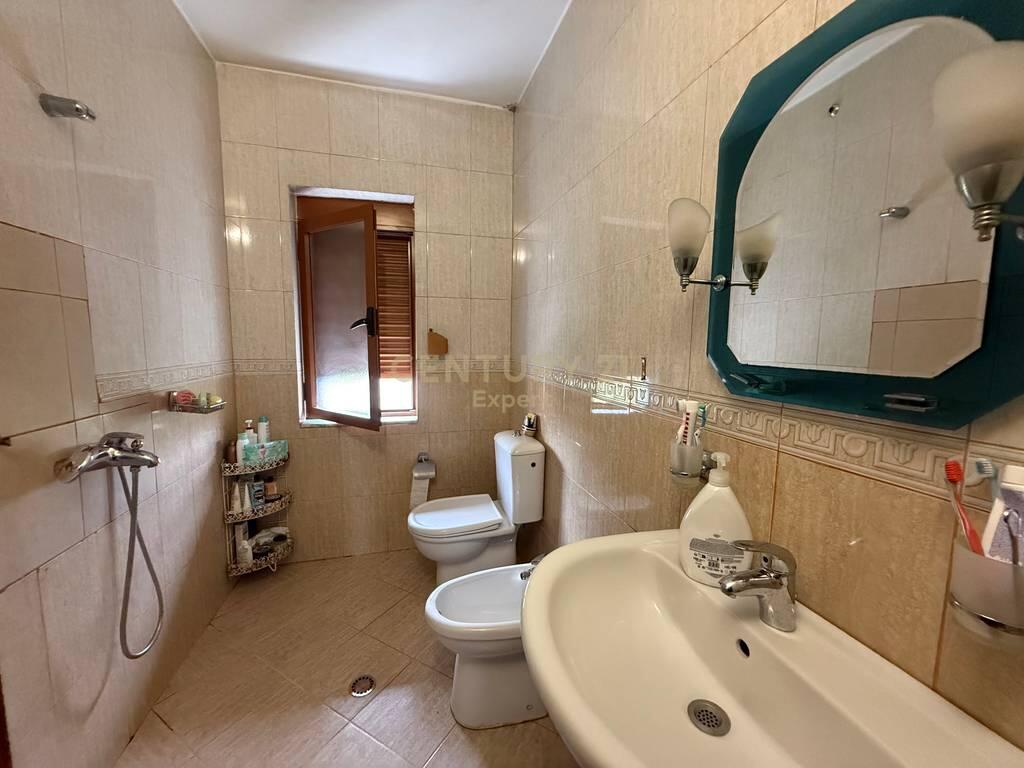 🌆Kombinim i jetës urbane me qetësinë klasike – shitet apartament 2+1 pranë Mozaikut!