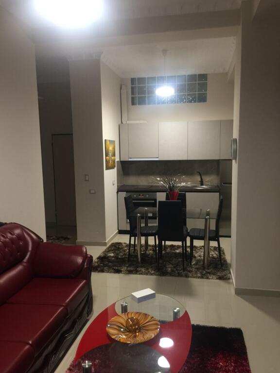 Jepet me qera Apartamenti 1+1 , Pazari i ri , 500 mije leke